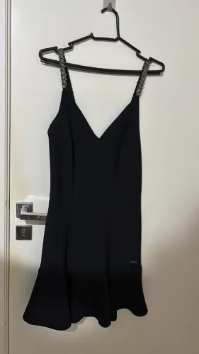 vestido basico preto com alça em pedraria