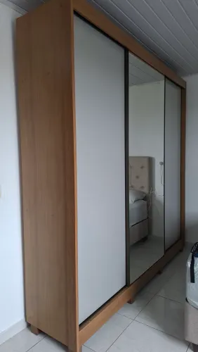 Guarda roupa com espelho