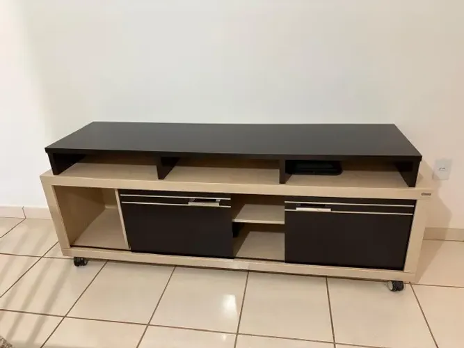 Aparado com divisórias e rodizios em MDF