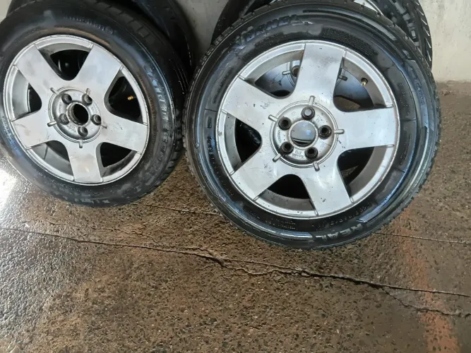 Vende-se rodas de 5 furos carro ainda vai o estepe liga leves