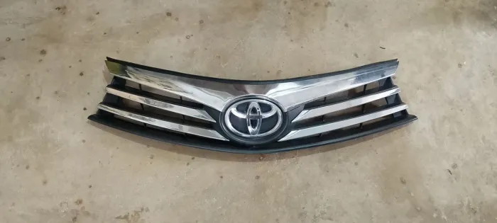 Grade dianteira Toyota Corolla 2015-2017 com emblema 