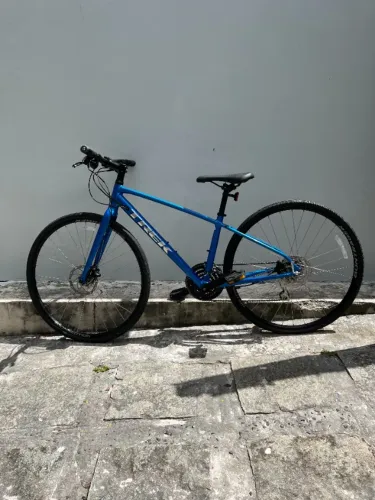 Trek FX 2 Disc 2021 (Alpine Blue) + BRINDE: Stand-up/Prancha Inflável Bestway Seminova!