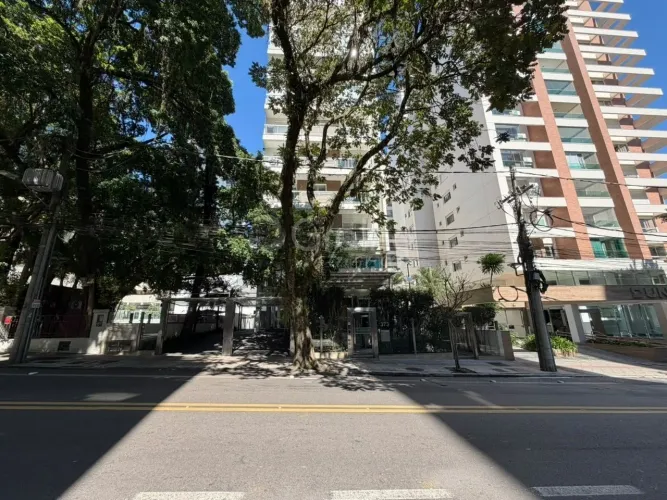 4 quartos, sendo 2 suites e 2 demi