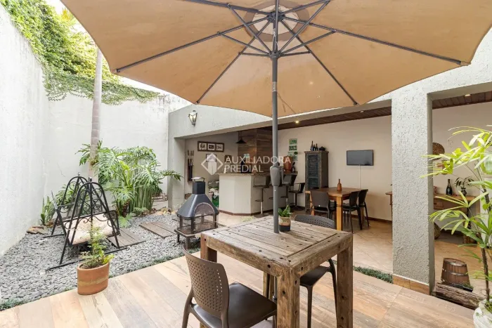 SOBRADO 3 QUARTOS COM SUÍTE EM CONDOMINIO NO ATUBA, ESPAÇO CHURRASQUEIRA E JARDIM!!!