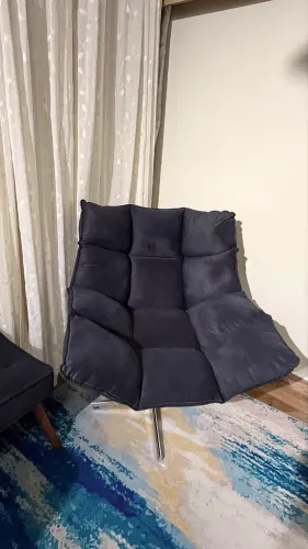 Poltrona Giratória com Puff em Suede 