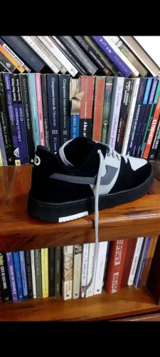 Tênis casual Preto é branco ? Estilo Moderno é confortável. 