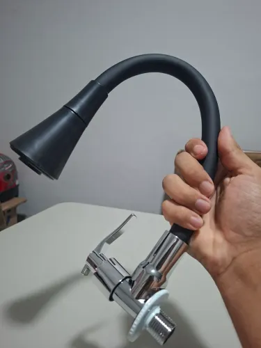 Torneira de Cozinha Preta com Fixação na Parede