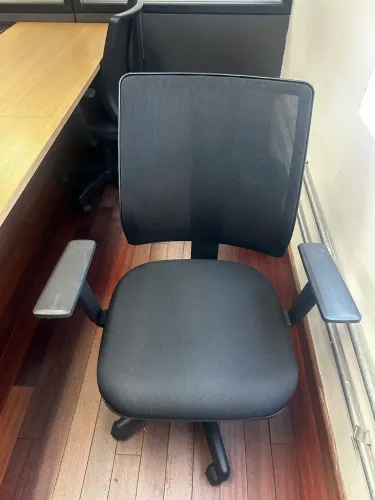 Cadeira de Escritório Ergonômica com Encosto em Tela e Regulagem de Altura - Ótimo Estado