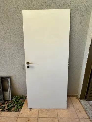 Porta de madeira maciça usada completa