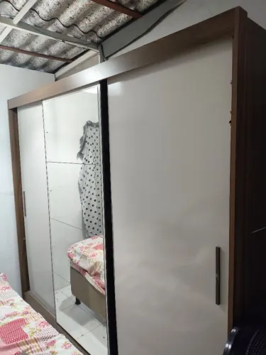 GUARDA ROUPA DE CASAL COM ESPELHO