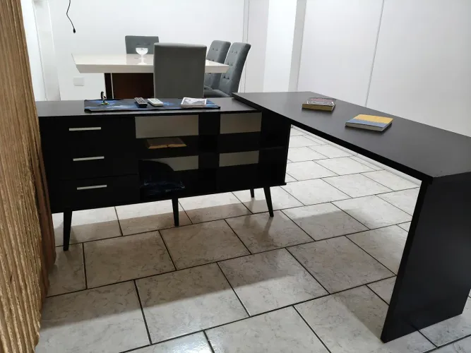 Mesa de escritório em L com 3 gavetas e divisorias