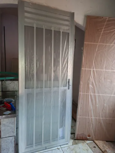 Vendo essa porta de alumínio nova com vidros 