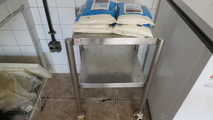 Carrinho/mesa auxiliar em aço inox 304 com rodízios de ferro (deteriorado) 