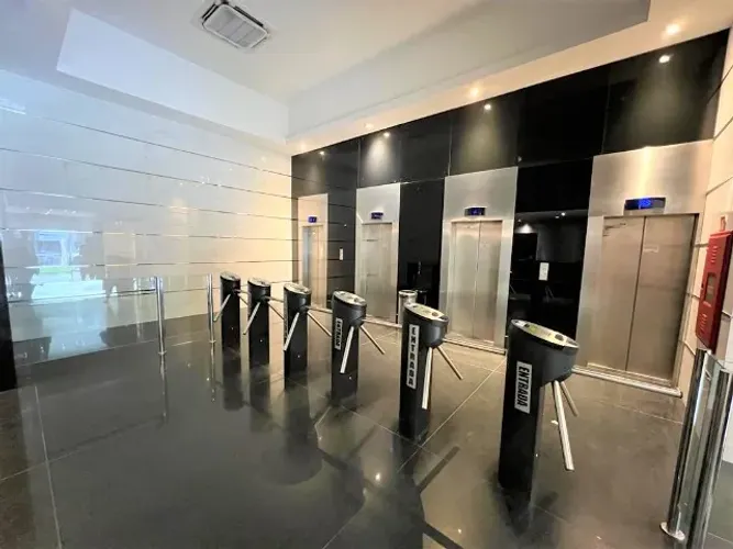 Alugo Sala Comercial no Centro com 100m² - R$ 2.400,00 com despesas inclusas!