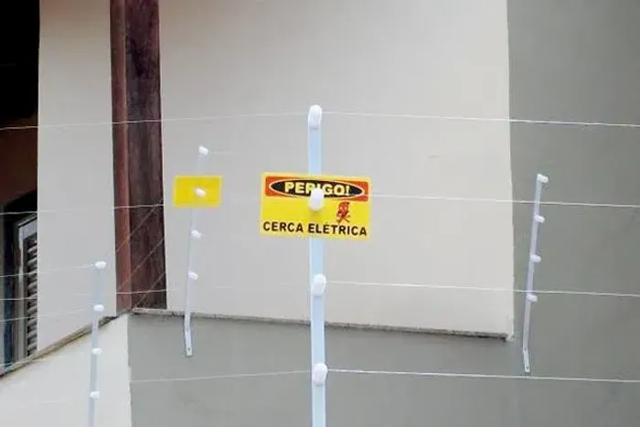 Cerca elétrica e cerca concertina já instalada 