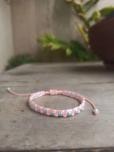 Pulseira macrame com pequenas pérolas coloridas