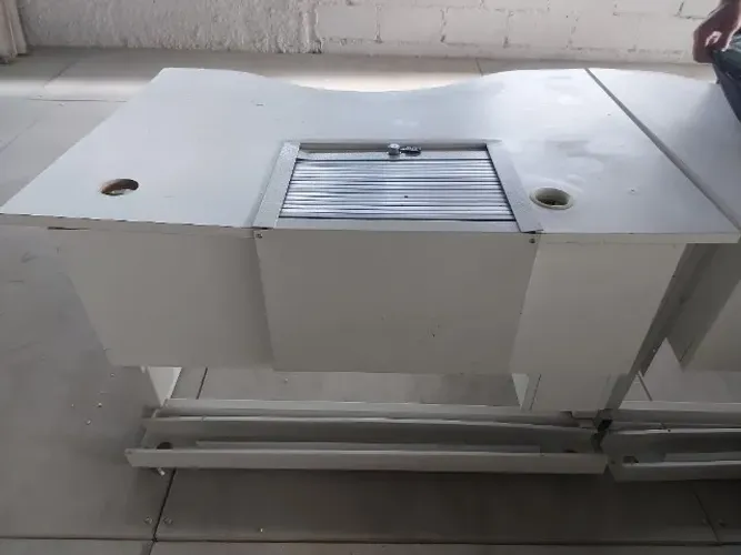 Mesa de escritório em madeira 