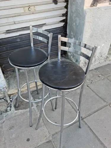 Banquetas altas com estofamento e pés em ferro *(cada)