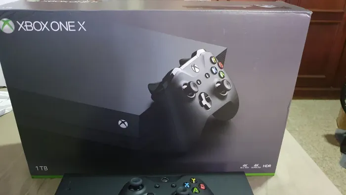 Xbox One X na caixa