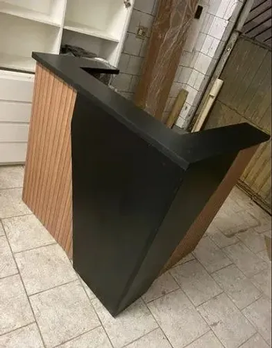Balcão Caixa Recepção Preto com Ripado Amadeirado