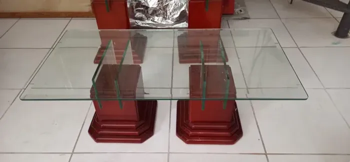 Mesa de centro com tampa de vidro