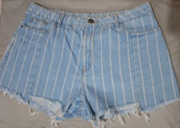 Short jeans risca de giz. 