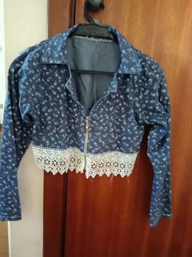 Cropped Jeans Conservada com Detalhe em Renda
