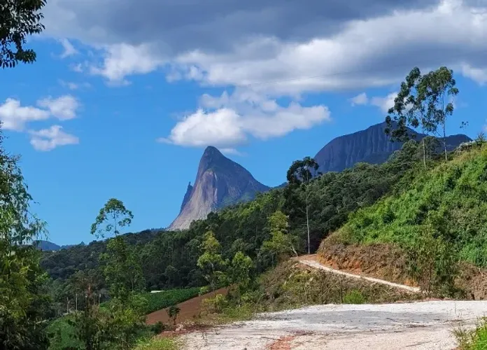 (ACEITO PERMUTA) 4,6ha com casa simples e vista total para a Pedra Azul.