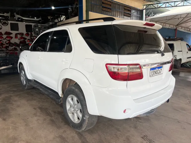 Hilux SW4 SRV 2011 Branca 3.0 7 lugares