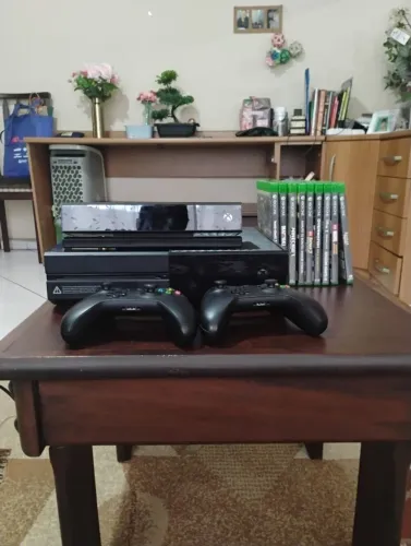 Xbox One + Jogos e 2 Controles