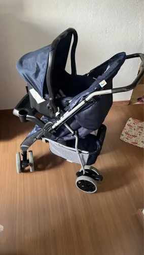 Carrinho de bebê com bebê conforto