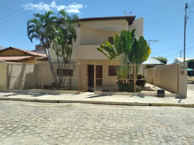 Casa duplex a venda com 4 quartos em condomínio Juazeiro BA
