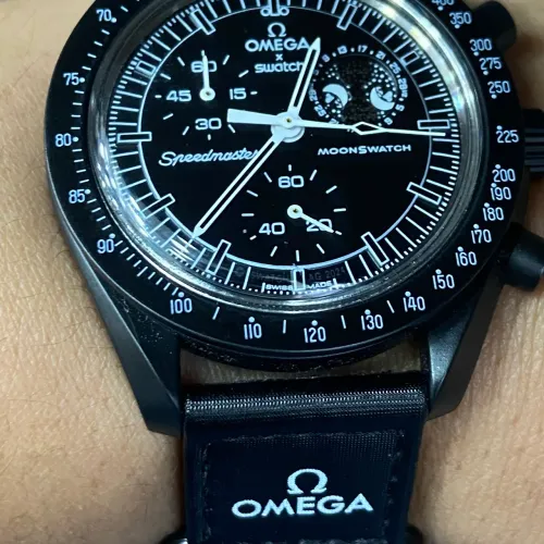 Relógio Omega X Swatch Moonswatch Moonphase Preto Snoopy Preto 