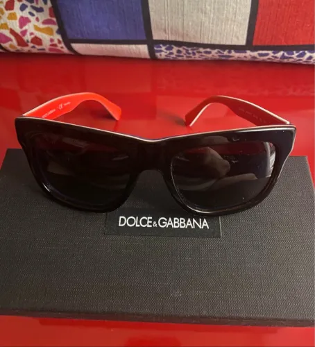 óculos com lentes pretas e por dentro cores dolce & gabbana original