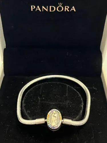 Pulseira Pandora com pingente da Nossa Senhora