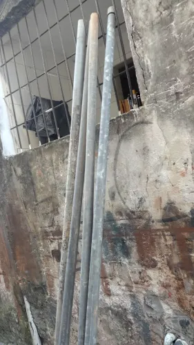 Tubos de ferro galvanizado. Tem 07 peças por 400,00 reais