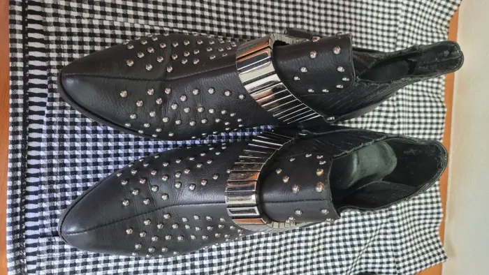 Botas de couro com tachas