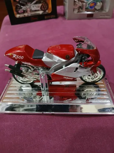 Moto Yamaha R500 em miniatura