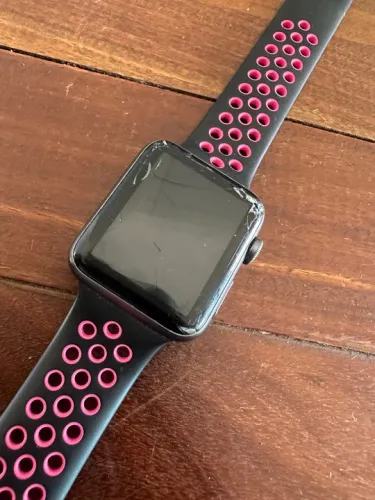 Apple Watch Series 3 com tela quebrada