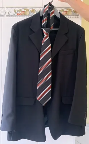 Blazer preto com gravata listrada - Tamanho 56/58 (calça 46/48)