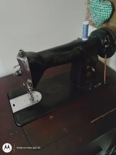 Máquina de costura Singer pretinha