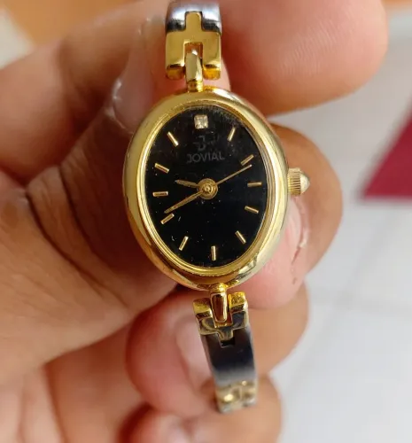 Relógio Jovial Suíço dourado.