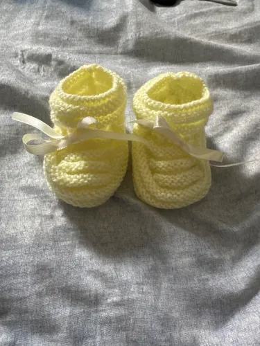 Sapatinho amarelo babar de 0 a 6 meses