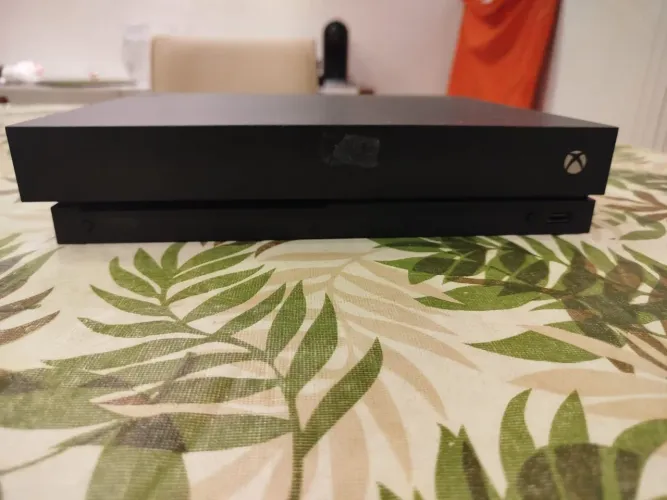 Xbox one x 2TB Preto + 2 controles + 5 jogos