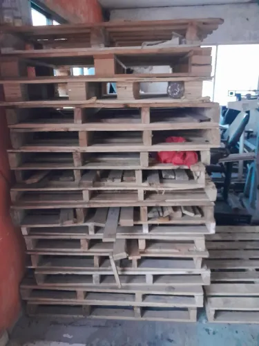Pallets em madeira cada um 5 reais