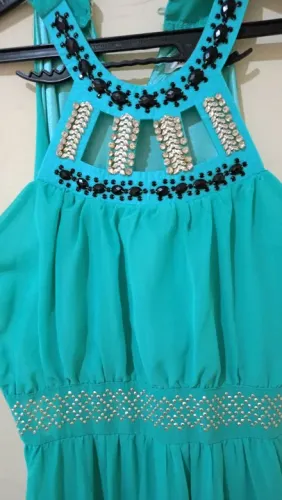 Vestido longo verde com pedrarias
