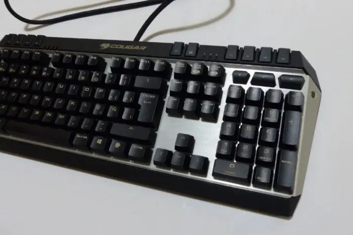 Cougar - Teclado Mecânico Cherry Red (Padrão Espanhol) Raro