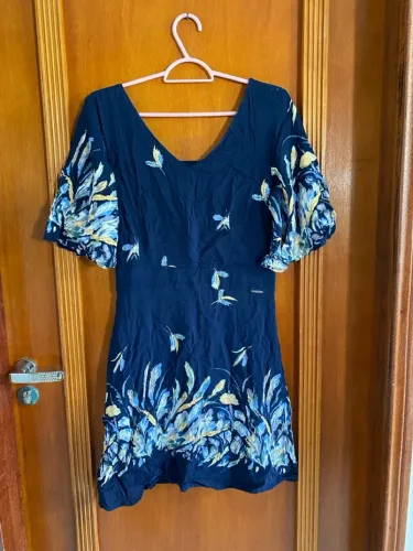 Vestido floral azul escuro