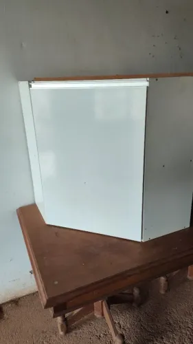 Armário suspenso de canto.  