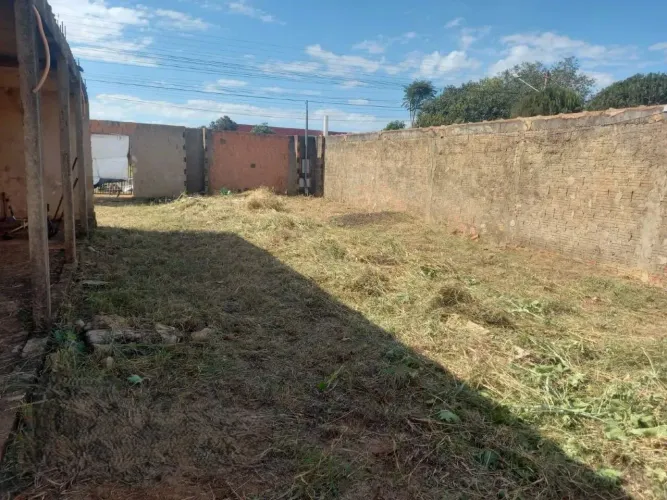 Espaço de festas em construção em avenida no bairro Nova Campo Grande.